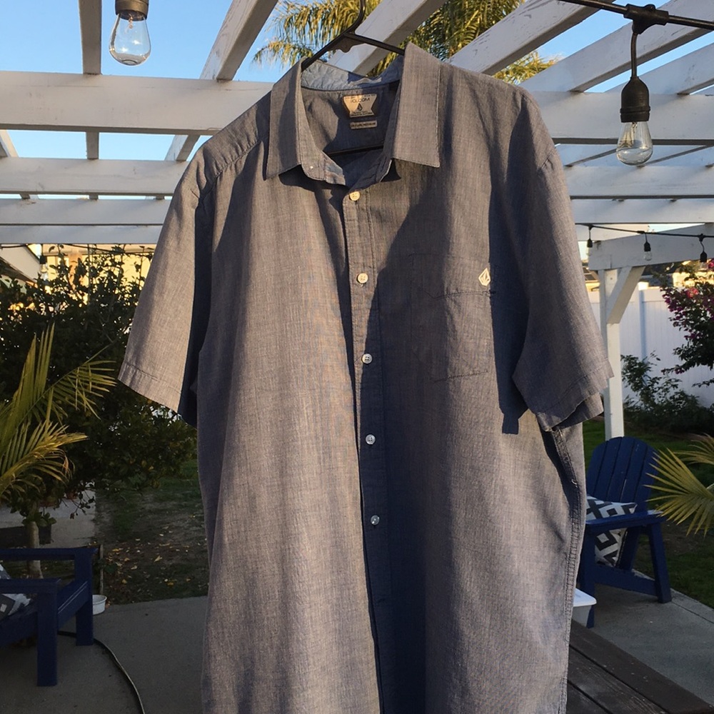 XL Volcom button down